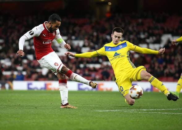 7th December 2017, Emirates Stadium, London, England; UEFA Europa League football, Arsenal versus BATE Borisov; Theo Walcott of Arsenal takes a shot passed Mirko Ivanic of BATE Borisov to score his sides 2nd goal in the 1st half to make it 2-0  ActionPlus11959793