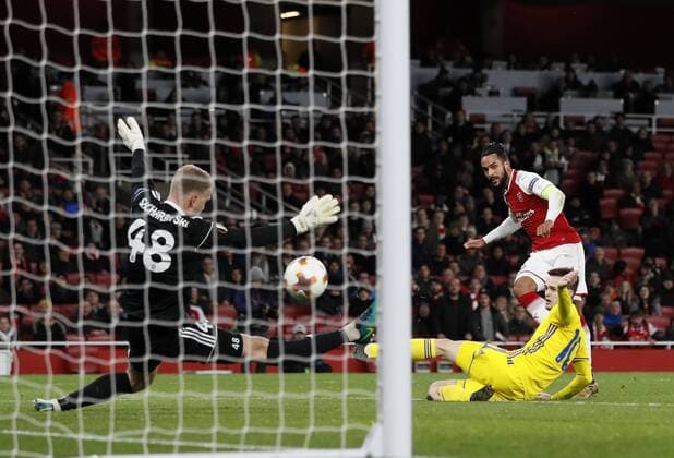 Arsenal s Theo Walcott scoring his sides second goal during the Europa League Group H match at The Emirates Stadium, London. Picture date: December 7th 2017. Picture credit should read: David Klein Sportimage EDITORIAL USE ONLY. No use with unauthorised audio, video, data, fixture lists, club league logos or live services. Online in-match use limited to 120 images, no video emulation. No use in betting, games or single club league player publications.
