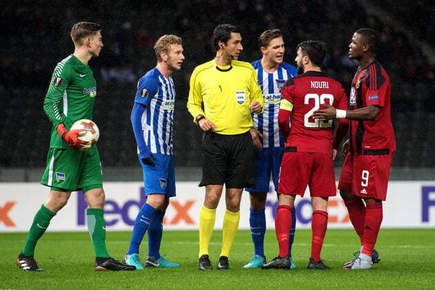 171207 Östersund Brwa Nouri in a discussion with Hertha Berlins Niklas Stark and Hertha Berlin Fabian Lustenberger during the football match in the European League between Hertha Berlin and Östersund on December 7, 2017 in Berlin  Copyright: PETTERxARVIDSON BB171207PA060
