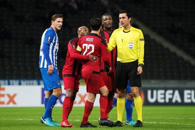 171207 Östersund Fouad Bachirou halls off Brwa Nouri after a situation during the football match in the European League between Hertha Berlin and Östersund on December 7, 2017 in Berlin  Copyright: PETTERxARVIDSON BB171207PA061