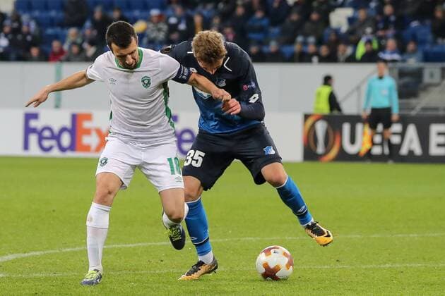 v left Svetoslav Dyakov Razgrad 18 Meris Skenderovic Hoffenheim 35 Duel duel tackle tackling Dynamics Action Action Football UEFA Europa League TSG 1899 Hoffenheim PFK Ludogorez Razgrad 1945 xozx