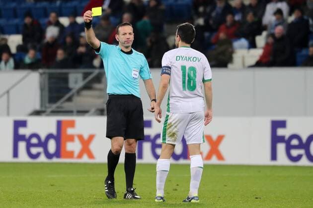 v left Orel Grinfeld referee Israel shows Svetoslav Dyakov Rasgrad 18 a yellow card yellow card yellow football UEFA Europa League TSG 1899 Hoffenheim PFK Ludogorez Razgrad 1945 xozx