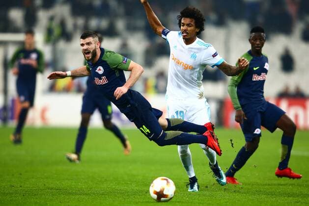 SOCCER - EL, Marseille vs RBS MARSEILLE,FRANCE,07.DEC.17 - SOCCER - UEFA Europa League, Olympique de Marseille vs Red Bull Salzburg. Image shows Valon Berisha (RBS) and Luiz Gustavo (Marseille). GEPAxpictures xFelixxRoittner