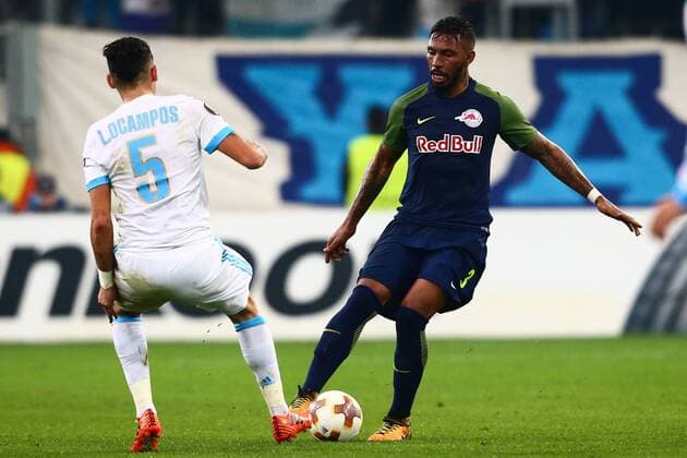 SOCCER - EL, Marseille vs RBS MARSEILLE,FRANCE,07.DEC.17 - SOCCER - UEFA Europa League, Olympique de Marseille vs Red Bull Salzburg. Image shows Paulo Miranda (RBS) and Lucas Ocampos (Marseille). GEPAxpictures xFelixxRoittner