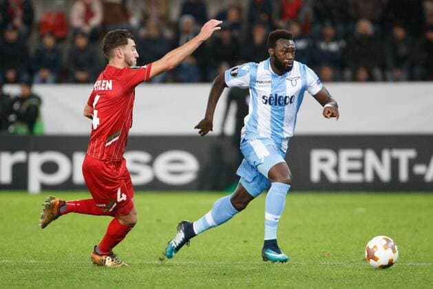 Fußball, EL, SV Zulte Waregem - Lazio Rom Essevee s Michael Heylen and Lazio s Felipe Caicedo fight for the ball during a soccer game between Belgian club SV Zulte Waregem and Italian club Societa Sportiva Lazio, the sixth and last match of the group stage (Group K) of the UEFA Europa League competition, Thursday 07 December 2017 in Waregem. KURTxDESPLENTER  x05215180x