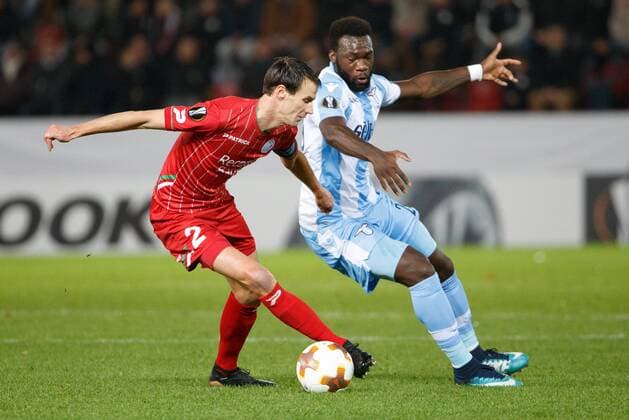 Fußball, EL, SV Zulte Waregem - Lazio Rom Essevee s Davy De Fauw and Lazio s Felipe Caicedo fight for the ball during a soccer game between Belgian club SV Zulte Waregem and Italian club Societa Sportiva Lazio, the sixth and last match of the group stage (Group K) of the UEFA Europa League competition, Thursday 07 December 2017 in Waregem. KURTxDESPLENTER  x05215186x