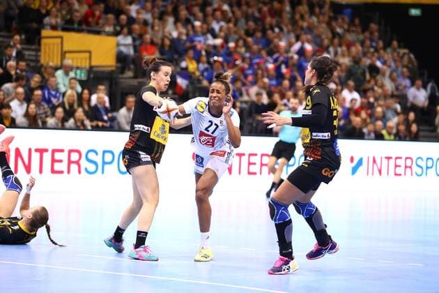 Estelle Nze Minko France in a duel with Silvia Martin Arderius Spain Spain vs France IHF Women Handball World Cup 07 12 2017 Photographer Neis Eibner Trier Copyright: xEibner-Pressefoto AlexanderxNeisx EP_ANS