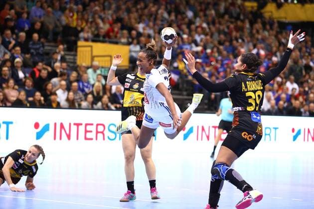 Estelle Nze Minko France in a duel with Silvia Martin Arderius Spain Spain vs France IHF Women Handball World Cup 07 12 2017 Photographer Neis Eibner Trier Copyright: xEibner-Pressefoto AlexanderxNeisx EP_ANS