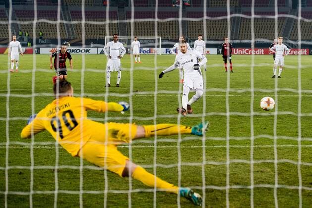 171207 Nicklas Bendtner of Rosenborg scored 1-0 on a penalty kick behind goalkeeper Filip Gacevski or FK Vardar during the Europe League match between FK Vardar and Rosenborg on December 7, 2017 in Skopje Photo Jon Olav Nesvold BILDBYR N Code JE 160096  Copyright: JONxOLAVxNESVOLD BB171207BB931