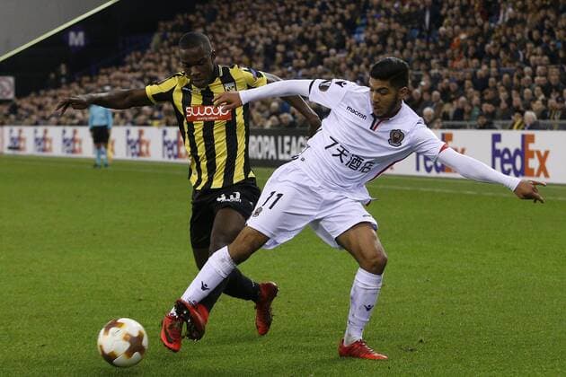 (L-R), Lassane Faye of Vitesse, Bassem Srarfi of OGC Nice during the UEFA Europa League group K match between Vitesse Arnhem and OGC Nice at Gelredome on December 07, 2017 in Arnhem, The Netherlands UEFA Europa League 2017 2018 xVIxVIxImagesx xJeranxPutmansxIVx 9508934