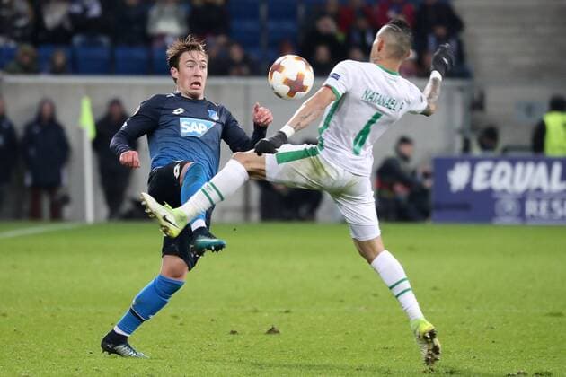 Felix Passlack Hoffenheim 31 Neuciamo de Jesus Gusmao Cicinho Razgrad 4 Duel duel tackle tackling Dynamics Action Action Football UEFA Europa League TSG 1899 Hoffenheim PFK Ludogorez Razgrad 1945 xozx