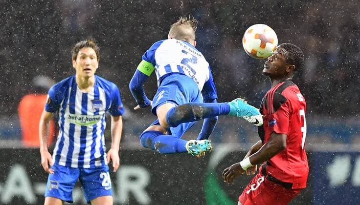 Peter Pekarik Hertha BSC header at the head Salisu Abdulhi Gero 8Östersunds Hertha BSC Berlin Östersunds FK Europa League Group stage return leg soccer Soccer men soccer Men Men Germany Germany Berlin 7 12 2017 Olympiastadion