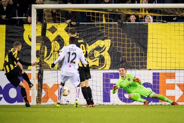 (L-R) Luc Castaignos of Vitesse, Racine Coly of OGC Nice, Tim Matavz of Vitesse, goalkeeper Yoan Cardinale of OGC Nice during the UEFA Europa League group K match between Vitesse Arnhem and OGC Nice at Gelredome on December 07, 2017 in Arnhem, The Netherlands UEFA Europa League 2017 2018 xVIxVIxImagesx xRonaldxBonestrooxIVx 9509077