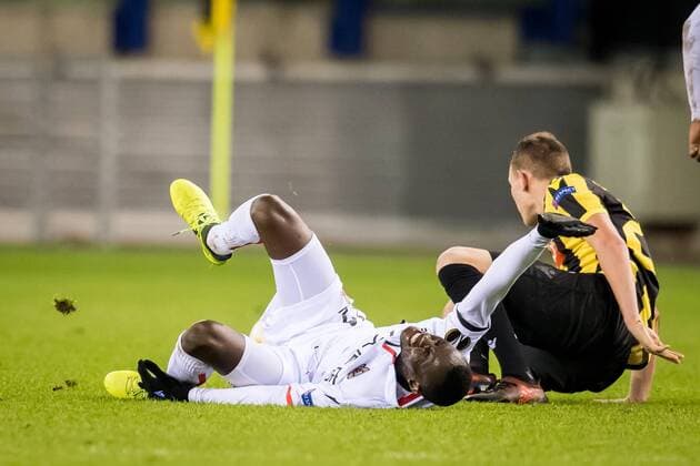 (L-R) Arnaud Lusamba of OGC Nice, Thomas Oude Kotte of Vitesse yellow card during the UEFA Europa League group K match between Vitesse Arnhem and OGC Nice at Gelredome on December 07, 2017 in Arnhem, The Netherlands UEFA Europa League 2017 2018 xVIxVIxImagesx xRonaldxBonestrooxIVx 9509126