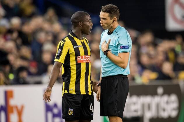(L-R) Lassane Faye of Vitesse, referee Sandro Scharer during the UEFA Europa League group K match between Vitesse Arnhem and OGC Nice at Gelredome on December 07, 2017 in Arnhem, The Netherlands UEFA Europa League 2017 2018 xVIxVIxImagesx xRonaldxBonestrooxIVx 9509127