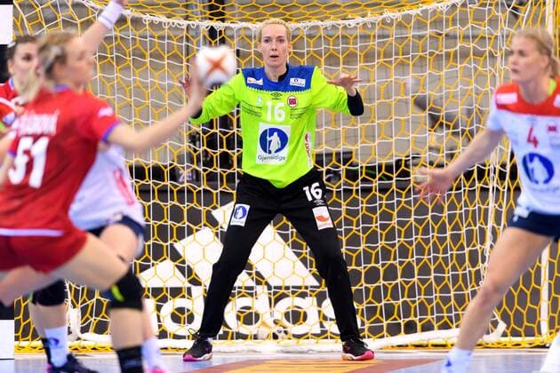 171207 Norways malfunction Katrine Lunde in the match between the Czech Republic and Norway during the World Cup at 7 December 2017 in Bietigheim Bissingen  Copyright: CARLxSANDIN BB171207CS103