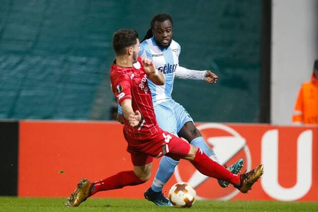 Fußball, EL, SV Zulte Waregem - Lazio Rom Essevee s Michael Heylen and Lazio s Jordan Lukaku fight for the ball during a soccer game between Belgian club SV Zulte Waregem and Italian club Societa Sportiva Lazio, the sixth and last match of the group stage (Group K) of the UEFA Europa League competition, Thursday 07 December 2017 in Waregem. BRUNOxFAHY  x05215203x