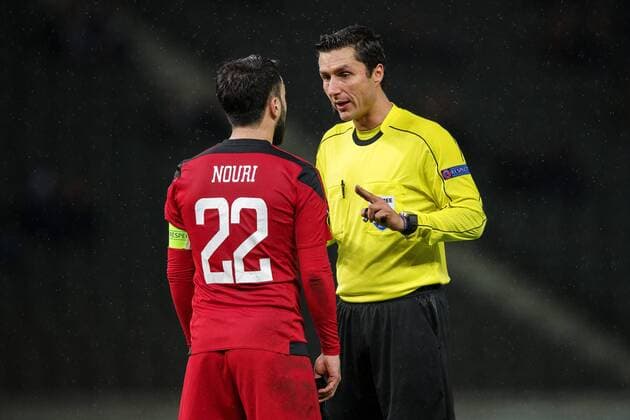 171207 Östersund Brwa Nouri discusses with Judge Tiago Martins during the football match in the European League between Hertha Berlin and Östersund on December 7, 2017 in Berlin  Copyright: PETTERxARVIDSON BB171207PA070