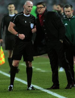 Fußball, EL, Roter Stern Belgrad - 1. FC Köln SOCCER - EL, Crvena Zvezda vs Kaln BELGRADE,SERBIA,07.DEC.17 - SOCCER - UEFA Europa League, FK Crvena Zvezda vs 1. FC Kaln. Image shows referee Bobby Madden (SCO) and head coach Vladan Milojevic (Belgrade). GEPAxpictures xAleksandarxDjorovic
