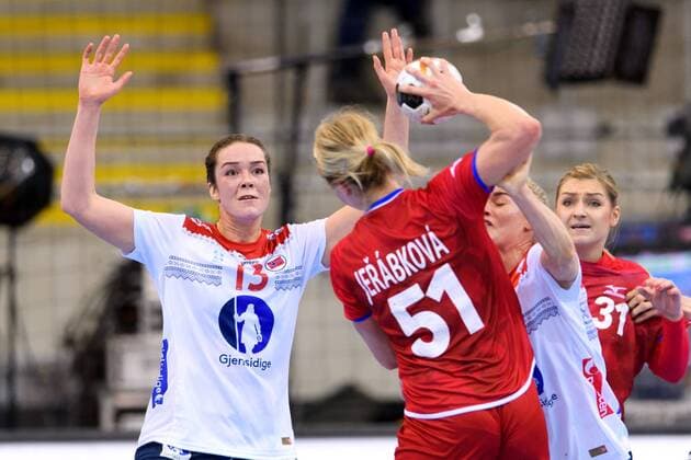 171207 Norways Kari Brattset in the match between the Czech Republic and Norway during the World Cup on 7 December 2017 in Bietigheim Bissingen  Copyright: CARLxSANDIN BB171207CS111