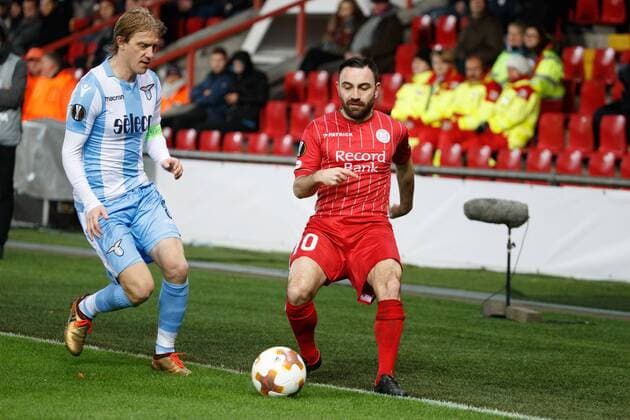 Lazio s Dusan Basta and Essevee s Onur Kaya fight for the ball during a soccer game between Belgian club SV Zulte Waregem and Italian club Societa Sportiva Lazio, the sixth and last match of the group stage (Group K) of the UEFA Europa League competition, Thursday 07 December 2017 in Waregem. KURTxDESPLENTER  x05215237x