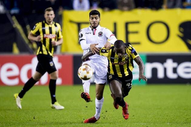 ARNHEM, Vitesse - OGC Nice, 7-12-2017, vatbal, seizan 2017-2018, Europa League, stadion de Gelredome, overtreding van OGC Nice speler BassemÃäSrarfi (M) op Vitesse speler Lassana Faye (R), Vitesse speler Thomas Oude Kotte (L) Vitesse - Nice  x1849918x
