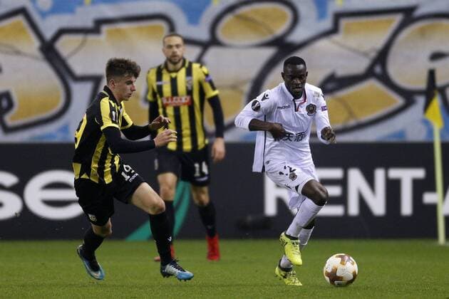 (L-R), Mason Mount of Vitesse, Luc Castaignos of Vitesse, Racine Coly of OGC Nice during the UEFA Europa League group K match between Vitesse Arnhem and OGC Nice at Gelredome on December 07, 2017 in Arnhem, The Netherlands UEFA Europa League 2017 2018 xVIxVIxImagesx xJeranxPutmansxIVx 9509304