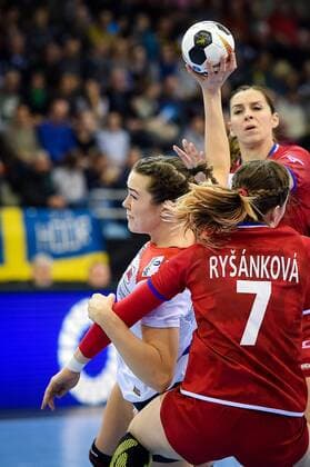 Handball, WM Damen, Tschechien - Norwegen 2017.12.07 Bietigheim-Bissingen Pilka reczna Mistrzostwa Swiata w pilce recznej kobiet Czechy - Norwegia N z Kari Brattset of Norway throws a ball Foto Lukasz Laskowski PressFocus 2017.12.07 Bietigheim-Bissingen IHF Women s Handball World Championship WM Weltmeisterschaft Czech Republic v Norway Kari Brattset of Norway throws a ball Credit: Lukasz Laskowski PressFocus NEWSPIX.PL --- Newspix.pl  20171207_LUK_227