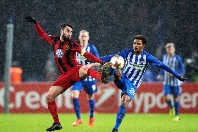 171207 Östersund Brwa Nouri in duel with Hertha Berlins Valentino Lazaro during the football match in the Europa League between Hertha Berlin and Östersund on December 7, 2017 in Berlin  Copyright: PETTERxARVIDSON BB171207PA085