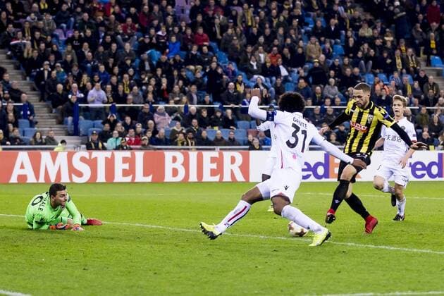 ARNHEM, Vitesse - OGC Nice, 7-12-2017, vatbal, seizan 2017-2018, Europa League, stadion de Gelredome, Vitesse speler Luc Castaignos (2R) scoort de 1-0, OGC Nice speler Dante (M), OGC Nice keeper YoanÃäCardinale (L) Vitesse - Nice  x1849957x