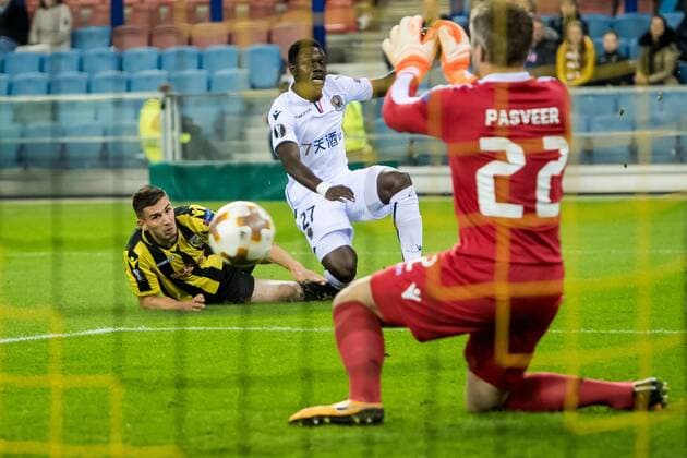 (L-R) Matt Miazga of Vitesse, Jean-Victor Makengo of OGC Nice during the UEFA Europa League group K match between Vitesse Arnhem and OGC Nice at Gelredome on December 07, 2017 in Arnhem, The Netherlands UEFA Europa League 2017 2018 xVIxVIxImagesx xRonaldxBonestrooxIVx 9509364