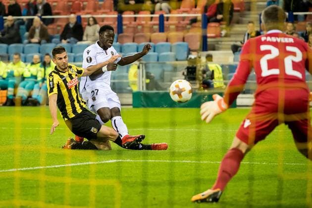 (L-R) Matt Miazga of Vitesse, Jean-Victor Makengo of OGC Nice during the UEFA Europa League group K match between Vitesse Arnhem and OGC Nice at Gelredome on December 07, 2017 in Arnhem, The Netherlands UEFA Europa League 2017 2018 xVIxVIxImagesx xRonaldxBonestrooxIVx 9509366