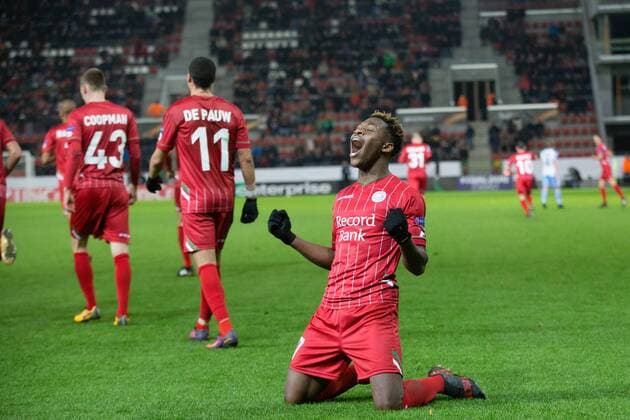 Bilder des Tages - SPORT Essevee s Aaron Leya Iseka celebrates after scoring during a soccer game between Belgian club SV Zulte Waregem and Italian club Societa Sportiva Lazio, the sixth and last match of the group stage (Group K) of the UEFA Europa League competition, Thursday 07 December 2017 in Waregem. KURTxDESPLENTER  x05215268x