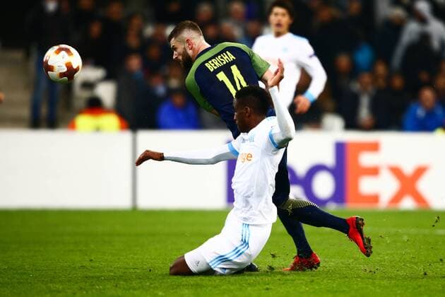 SOCCER - EL, Marseille vs RBS MARSEILLE,FRANCE,07.DEC.17 - SOCCER - UEFA Europa League, Olympique de Marseille vs Red Bull Salzburg. Image shows Valon Berisha (RBS) and Bouna Sarr (Marseille). GEPAxpictures xFelixxRoittner