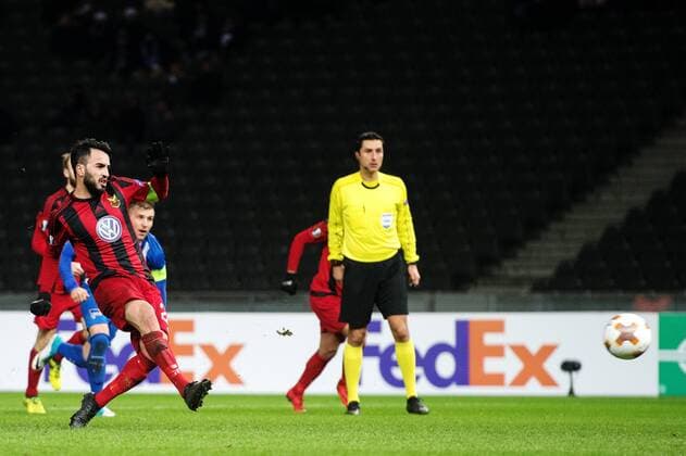 171207 Östersund Brwa Nouri shuts penalties and misses during the football match in the Europa League between Hertha Berlin and Östersund on December 7, 2017 in Berlin  Copyright: PETTERxARVIDSON BB171207PA095