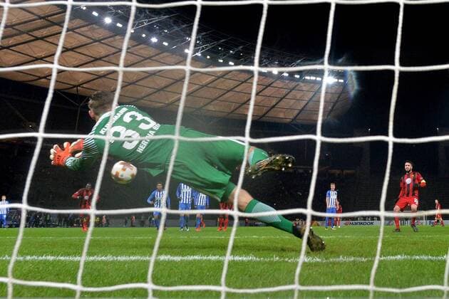 Football Mens Season 2017 2018 UEFA Europa League Group J 6 Gameday in Berlin Hertha BSC Östersunds FK TW Jonathan Klinsmann Nr 33 Hertha BSC holds the penalty from Brwa Nouri Nr 22 Östersunds FK 07 12 17 Copyright: xMichaelxHundtx xMatthiasxKochx