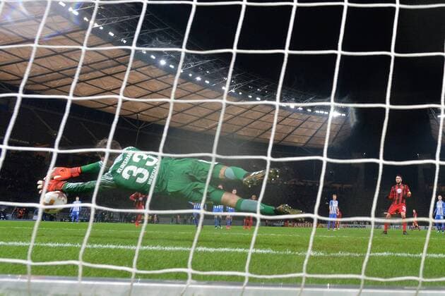 Football Mens Season 2017 2018 UEFA Europa League Group J 6 Gameday in Berlin Hertha BSC Östersunds FK TW Jonathan Klinsmann Nr 33 Hertha BSC holds the penalty from Brwa Nouri Nr 22 Östersunds FK 07 12 17 Copyright: xMichaelxHundtx xMatthiasxKochx