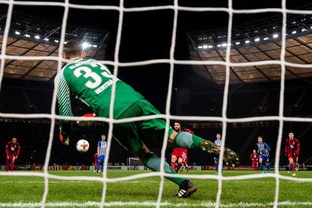 171207 Östersund Brwa Nouri strikes a penalty against Hertha Berlins malady Jonathan Klinsmann during the football match in the European League between Hertha Berlin and Östersund on December 7, 2017 in Berlin  Copyright: PETTERxARVIDSON BB171207PA138