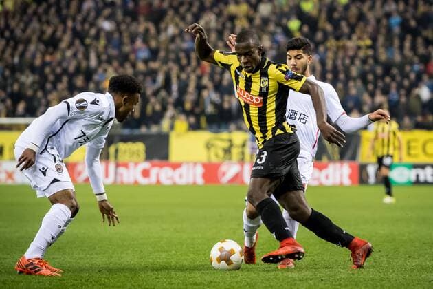 (L-R) Wylan Cyprien of OGC Nice, Lassane Faye of Vitesse, Bassem Srarfi of OGC Nice during the UEFA Europa League group K match between Vitesse Arnhem and OGC Nice at Gelredome on December 07, 2017 in Arnhem, The Netherlands UEFA Europa League 2017 2018 xVIxVIxImagesx xRonaldxBonestrooxIVx 9510374