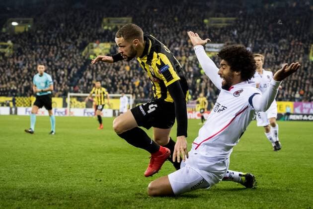 Bilder des Tages - SPORT (L-R) Luc Castaignos of Vitesse, Dante of OGC Nice during the UEFA Europa League group K match between Vitesse Arnhem and OGC Nice at Gelredome on December 07, 2017 in Arnhem, The Netherlands UEFA Europa League 2017 2018 xVIxVIxImagesx xRonaldxBonestrooxIVx 9510378