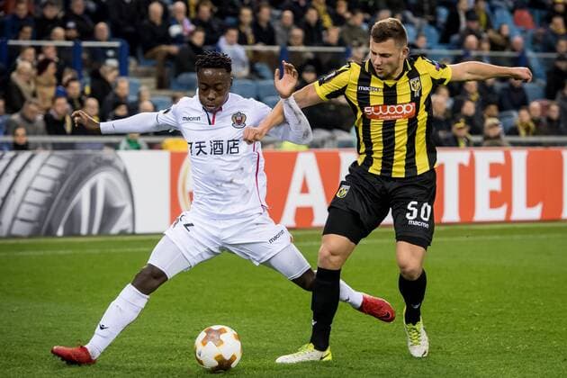 (L-R) Arnaud Lusamba of OGC Nice, Thomas Oude Kotte of Vitesse during the UEFA Europa League group K match between Vitesse Arnhem and OGC Nice at Gelredome on December 07, 2017 in Arnhem, The Netherlands UEFA Europa League 2017 2018 xVIxVIxImagesx xRonaldxBonestrooxIVx 9510388
