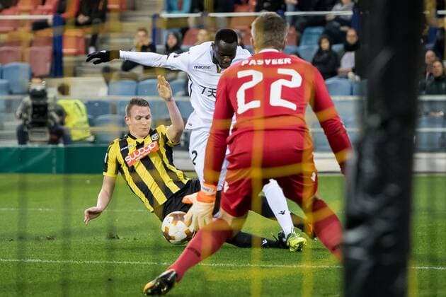 (L-R) Thomas Oude Kotte of Vitesse, Arnaud Lusamba of OGC Nice, goalkeeper Remko Pasveer of Vitesse no penalty during the UEFA Europa League group K match between Vitesse Arnhem and OGC Nice at Gelredome on December 07, 2017 in Arnhem, The Netherlands UEFA Europa League 2017 2018 xVIxVIxImagesx xRonaldxBonestrooxIVx 9510390