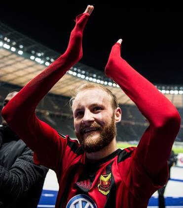 171207 Östersund Curtis Edwards thanks the audience after the football match in the Europa League between Hertha Berlin and Östersund on December 7, 2017 in Berlin  Copyright: PETTERxARVIDSON BB171207PA212