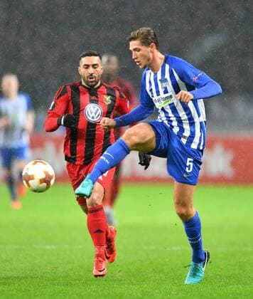 Niklas Stark Hertha BC on the ball behind Gabriel Somi Östersund Hertha BSC Berlin Östersunds FK Europa League Group stage return leg Football Soccer soccer Men Men Men Germany Germany Berlin 7 12 2017 Olympiastadion