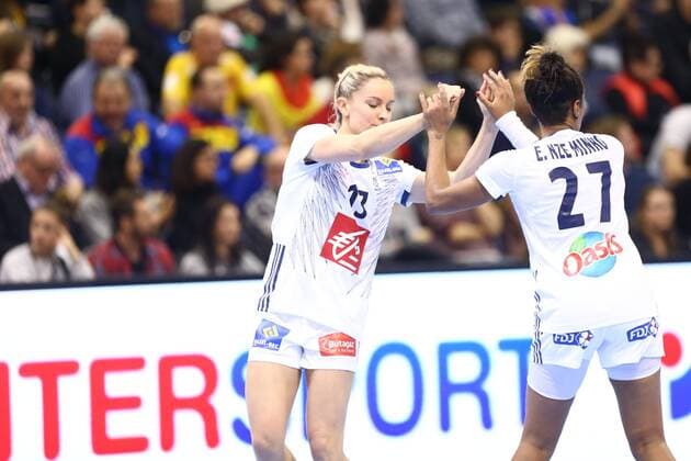 Manon Houette France and Estelle Nze Minko France cheer Spain vs France IHF Women Handball World Cup 07 12 2017 Photographer Neis Eibner Trier Copyright: xEibner-Pressefoto AlexanderxNeisx EP_ANS