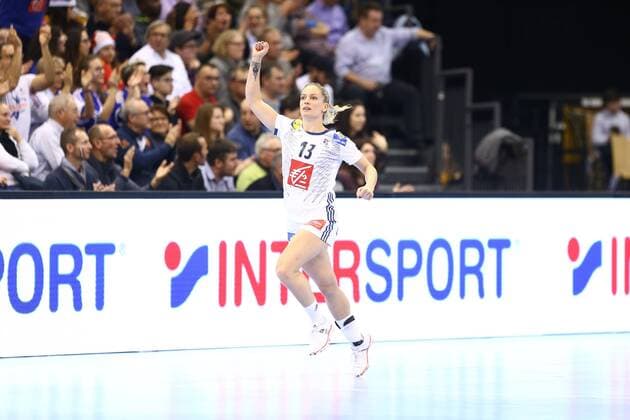 Manon Houette France cheers Spain vs France IHF Women Handball World Cup 07 12 2017 Photographer Neis Eibner Trier Copyright: xEibner-Pressefoto AlexanderxNeisx EP_ANS