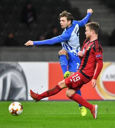 Alexander Esswein Hertha BSC in front Dennis Widgren Östersund Hertha BSC Berlin Östersunds FK Europa League Group Stage Soccer Match soccer Men Men Men Germany Germany Berlin 7 12 2017 Olympiastadion