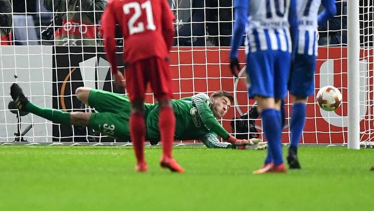 Jonathan Klinsmann Goalkeeper Hertha BSC Holds The Penalty Hertha BSC Berlin Ostersunds FK Europa League Group Stage Playoff Football Soccer Men Men Men Germany Germany Berlin 7 12 2017 Olympiastadion