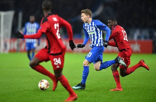 Mitchell Weiser Hertha BSC on the ball right Ken Sema Östersund forward Ronald Mukilbi Östersund Hertha BSC Berlin Östersunds FK Europa League Group Stage Soccer Match soccer Men Men Men Germany Germany Berlin 7 12 2017 Olympiastadion