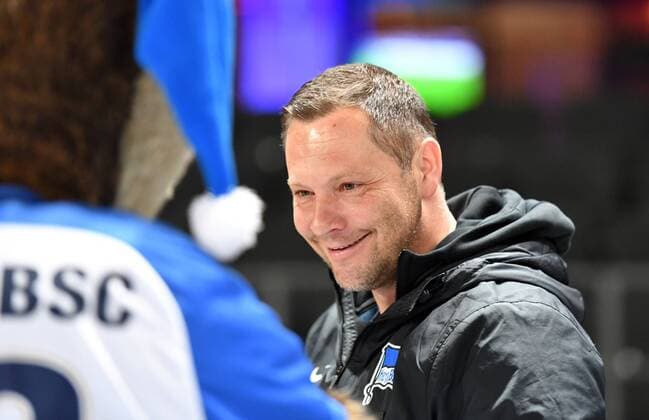 Pal Dardai Coach Hertha BSC relaxes before the match Hertha BSC Berlin Ostersunds FK Europa League Group Stage Rückspiel Soccer Fussball mens Men Maenner Germany Germany Berlin 7 12 2017 Olympiastadion